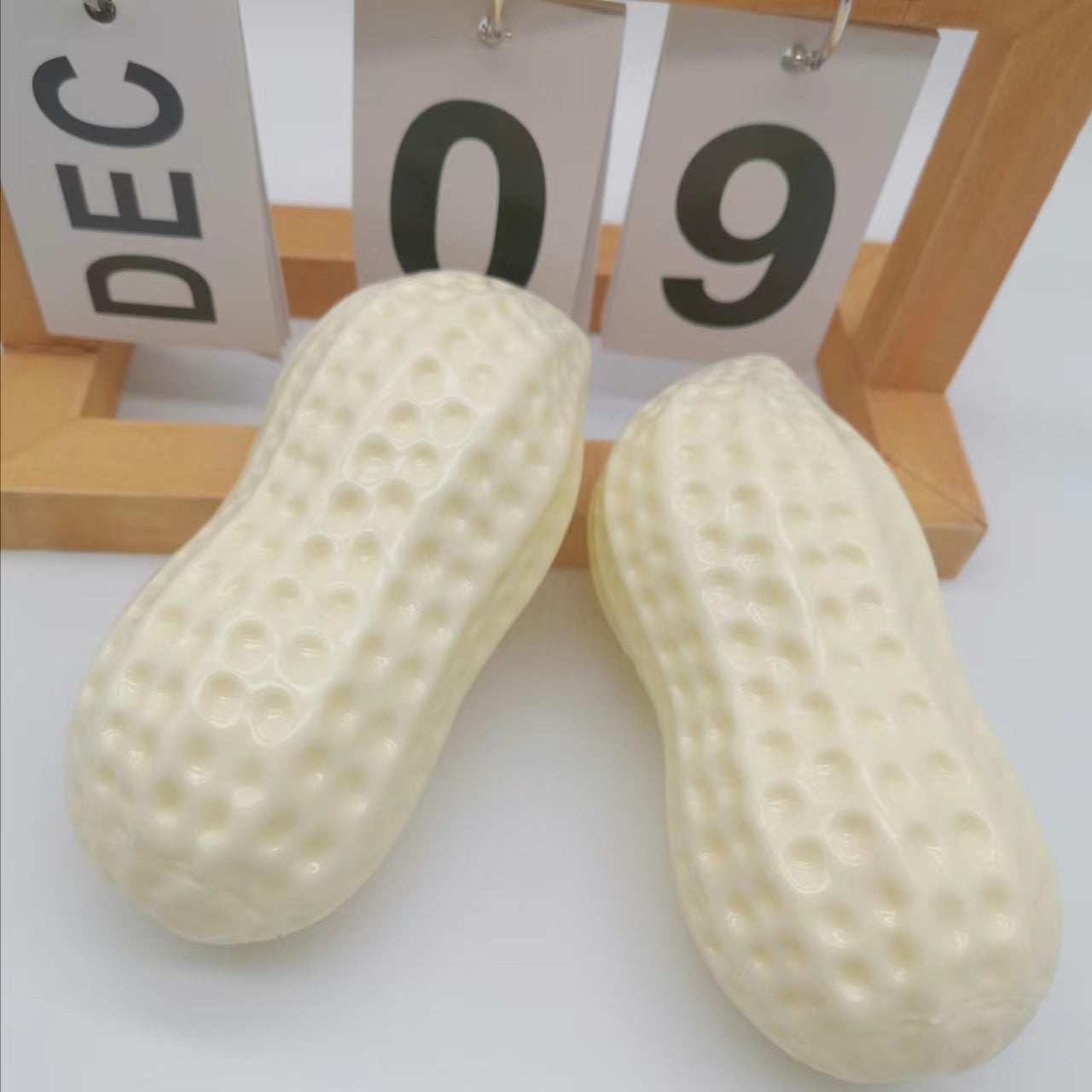 Bite-resistant sound-emitting rubber pet toys